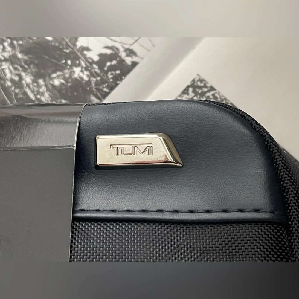 New Tumi For Delta Lined Cosmetic Bag In Navy Blue / Tumi Sleeping Mask In Black